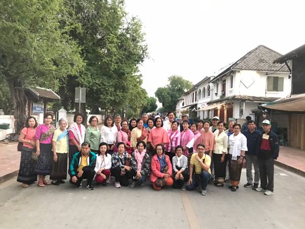 ตักบาตรข้าวเหนียว หลวงพระบาง สปป.ลาว