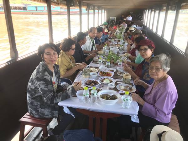 อาหารเที่ยง เรือแพหลวงพระบาง ทริปหลวงพระบาง สปป.ลาว