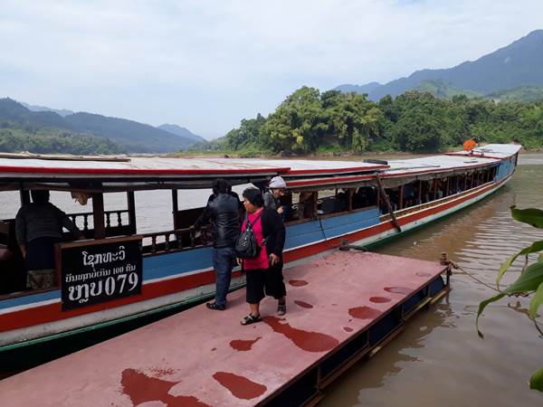 นั่งเรือ ทัวร์หลวงพระบาง